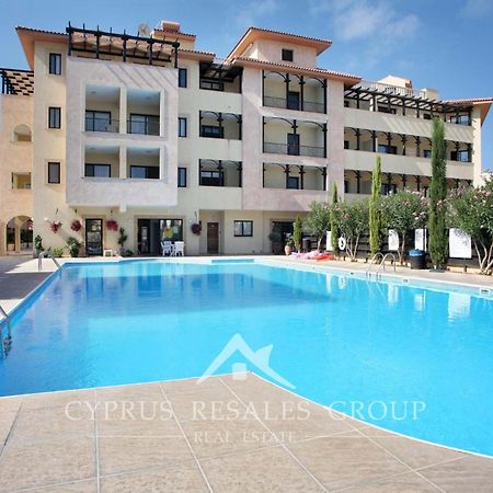 Pool Side 2 Bedroom Queens Gardens Complex Paphos Exteriör bild