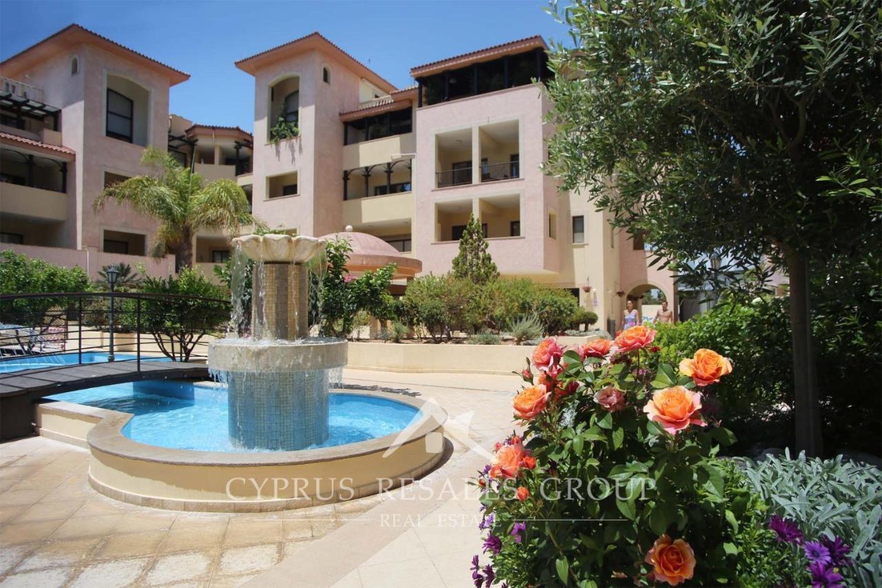 Pool Side 2 Bedroom Queens Gardens Complex Paphos Exteriör bild