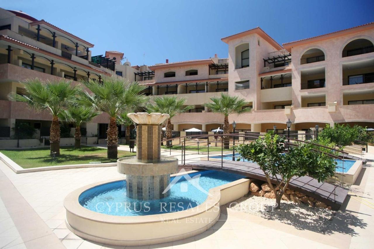 Pool Side 2 Bedroom Queens Gardens Complex Paphos Exteriör bild