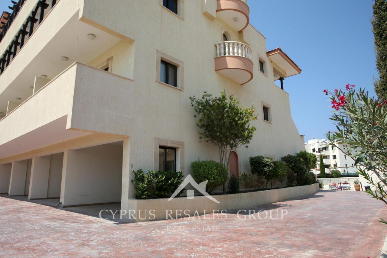 Pool Side 2 Bedroom Queens Gardens Complex Paphos Exteriör bild