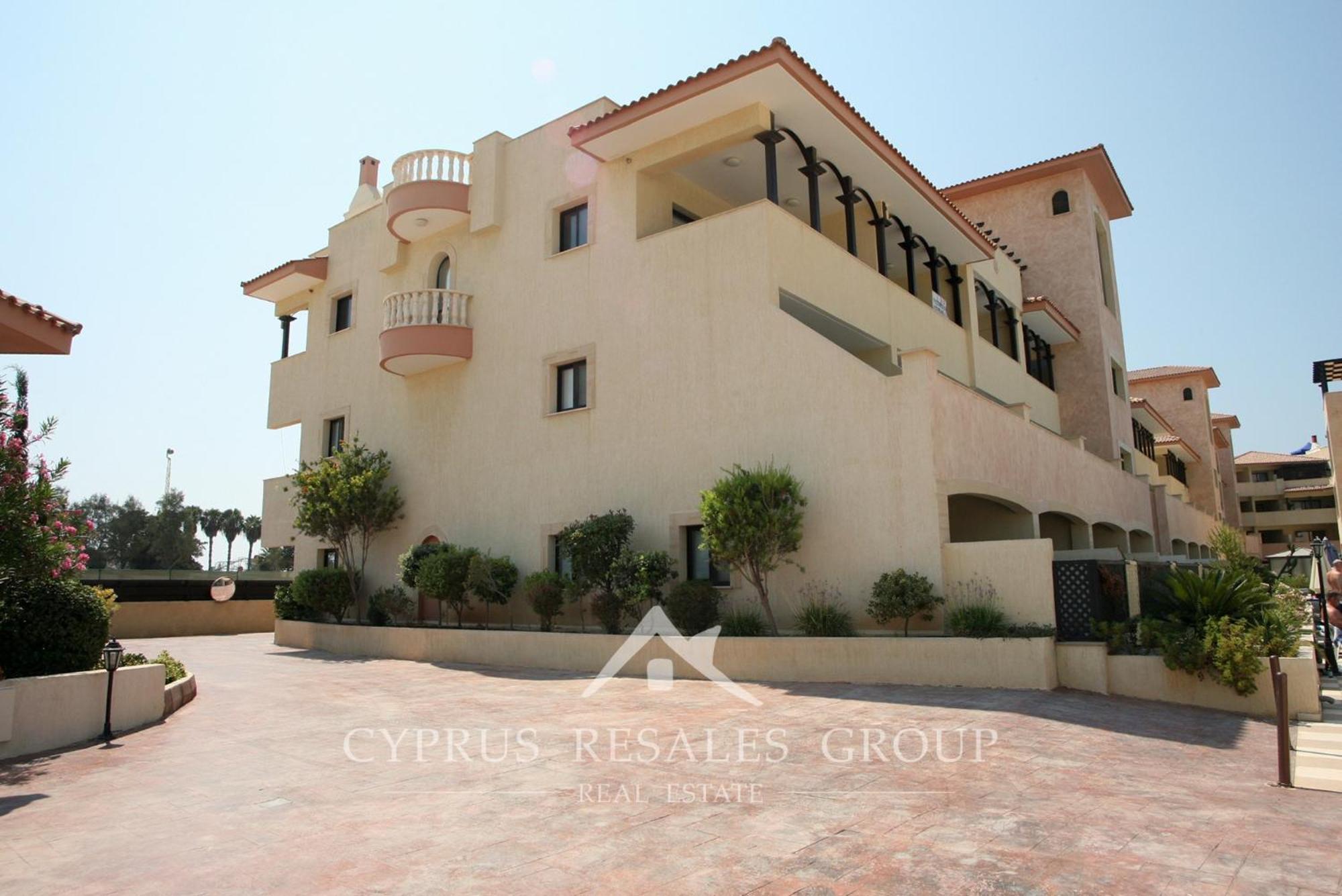 Pool Side 2 Bedroom Queens Gardens Complex Paphos Exteriör bild