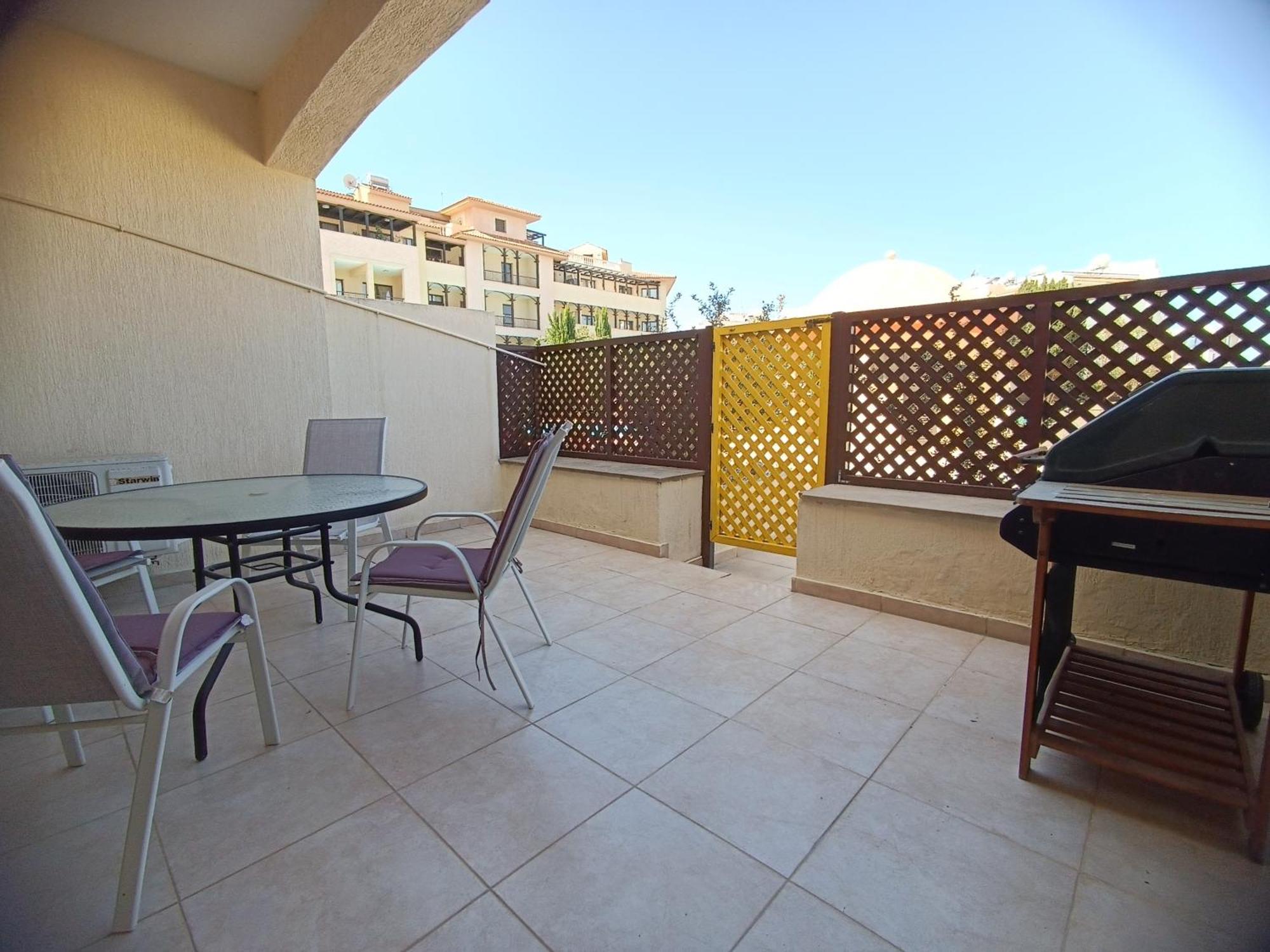 Pool Side 2 Bedroom Queens Gardens Complex Paphos Exteriör bild
