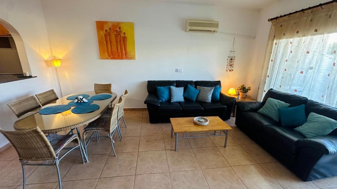 Pool Side 2 Bedroom Queens Gardens Complex Paphos Exteriör bild