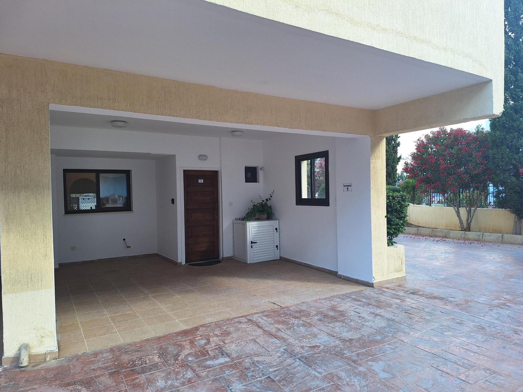 Pool Side 2 Bedroom Queens Gardens Complex Paphos Exteriör bild